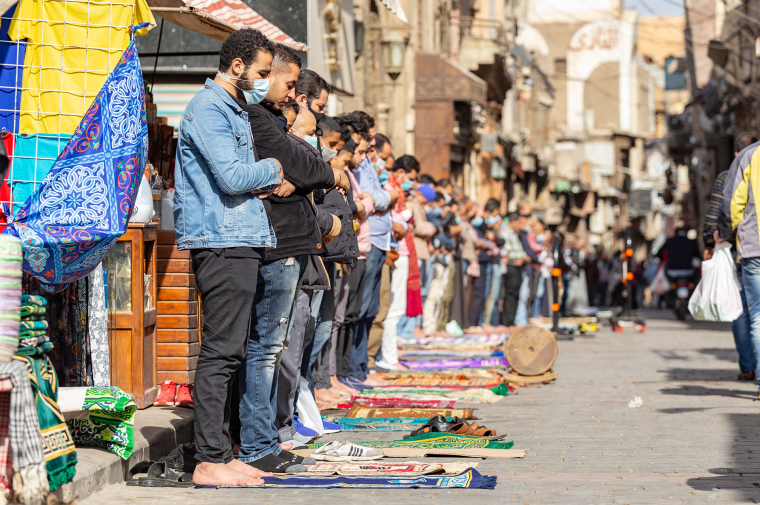 Páteční modlitba na bazaru Chán al-Chalílí