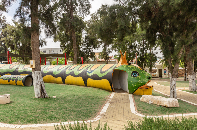 Betonový kryt na dětském hřišti ve Sderotu