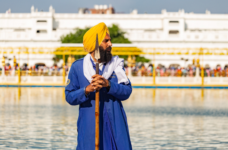 Sikhský strážce Zlatého chrámu v Amritsaru