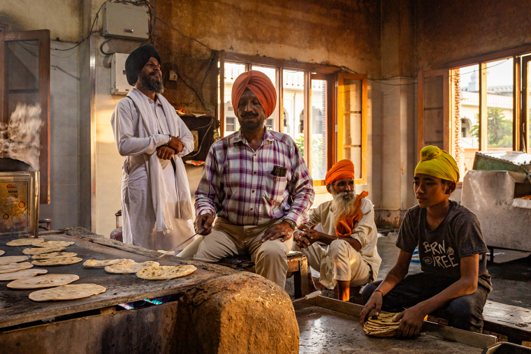 Příprava roti v sikhské komunitní kuchyni