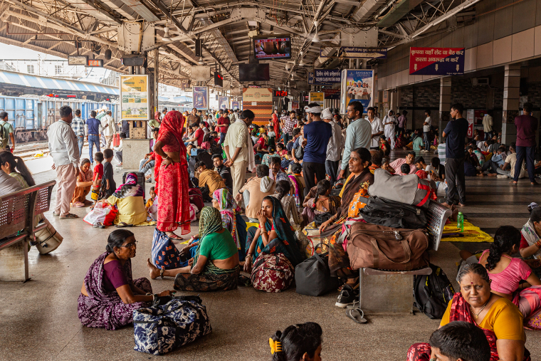 Davy cestujících ve stanici Mathura Jn.